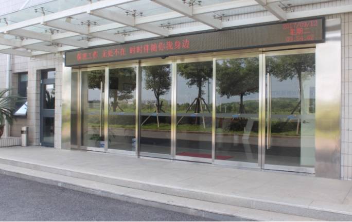 大樓門前.jpg 大樓門前.jpg